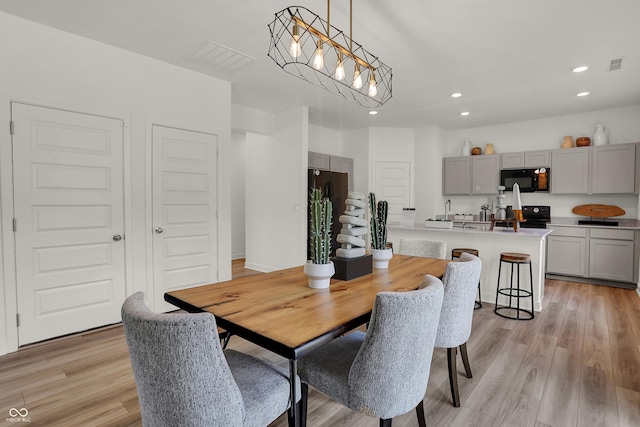 dining room featuring recessed lighting, visible vents, a chandelier, and light wood finished floors