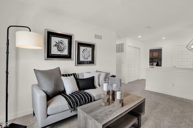 living room featuring recessed lighting, visible vents, baseboards, and carpet flooring