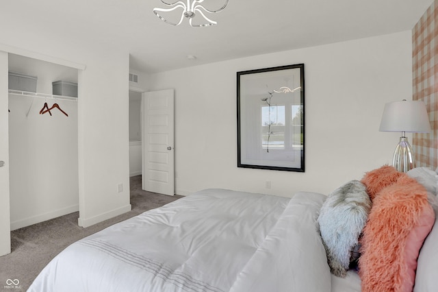 bedroom featuring visible vents, baseboards, carpet, an inviting chandelier, and a closet