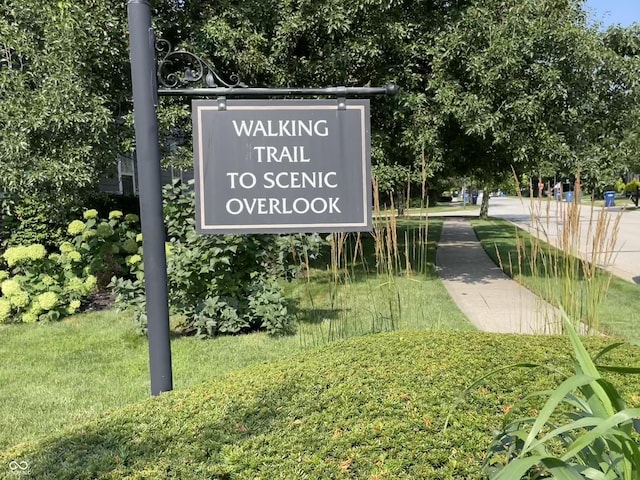 community / neighborhood sign featuring a lawn