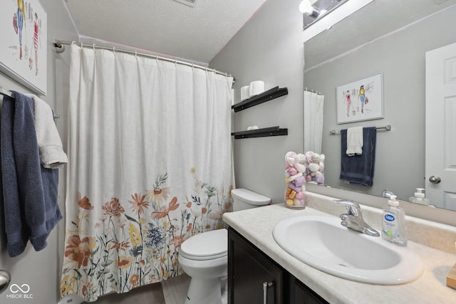 full bathroom featuring a shower with shower curtain, a textured ceiling, toilet, and vanity