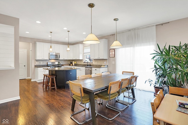 dining area featuring recessed lighting, baseboards, and dark wood-style flooring