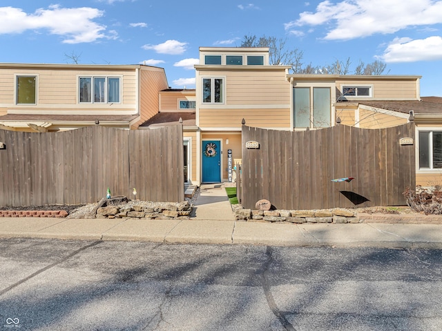 view of front facade with fence