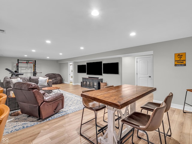 living area featuring visible vents, recessed lighting, light wood-type flooring, and baseboards