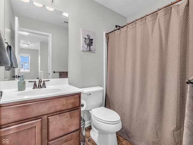 full bathroom featuring visible vents, toilet, vanity, and a shower with curtain