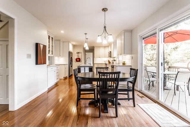 dining area with recessed lighting, light wood-type flooring, and baseboards