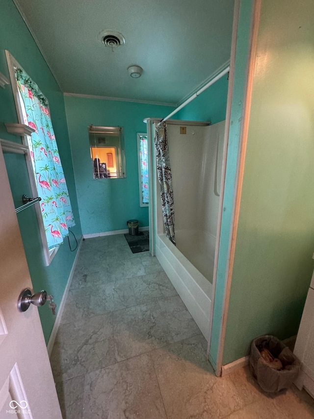 full bath with visible vents, shower / bath combo with shower curtain, baseboards, and crown molding