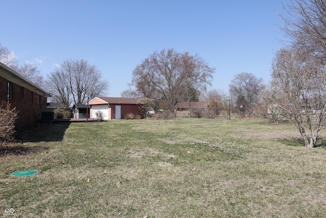 view of yard with an outbuilding