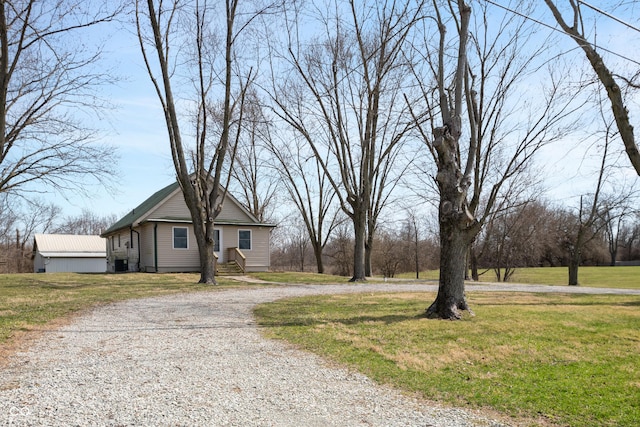view of front of home featuring curved driveway and a front yard