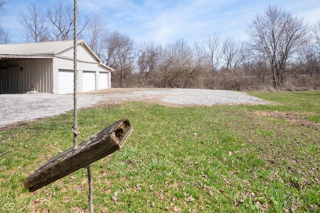view of yard featuring an outbuilding and driveway