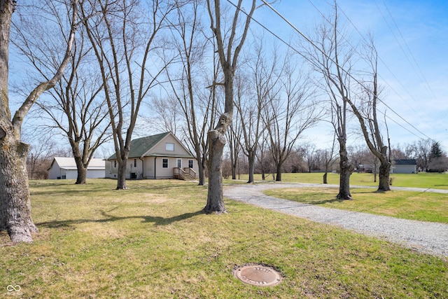view of yard featuring gravel driveway
