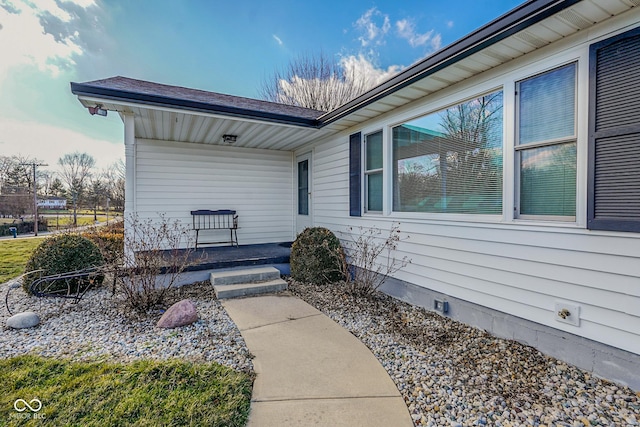 property entrance with crawl space and a porch