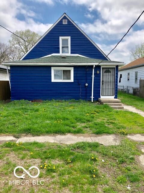 view of front of house with entry steps and a front yard