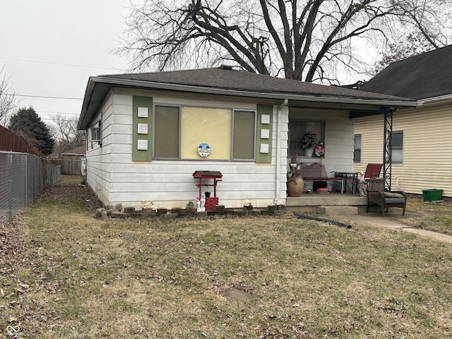 view of front of house featuring a front yard and fence