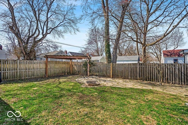 view of yard featuring a fire pit and a fenced backyard