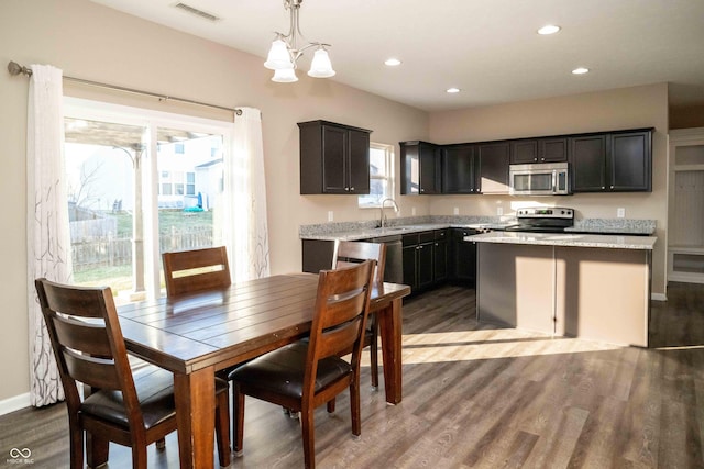 kitchen with visible vents, recessed lighting, a sink, stainless steel appliances, and dark wood-type flooring