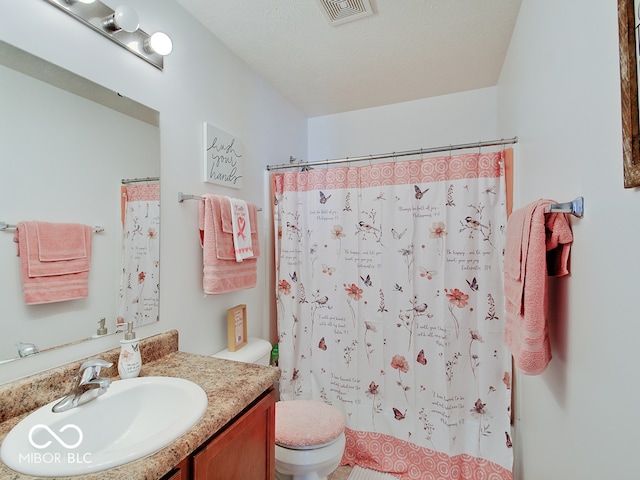 full bathroom with visible vents, toilet, vanity, and a shower with curtain