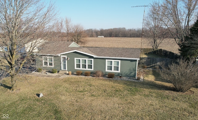 view of front facade featuring entry steps and a front lawn