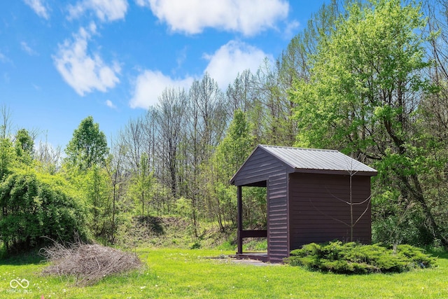 view of outdoor structure featuring an outdoor structure and a forest view