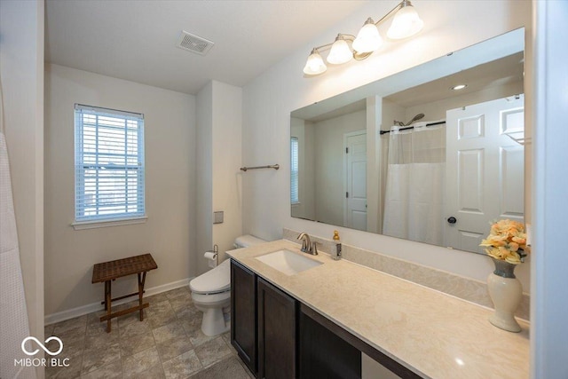 full bath featuring visible vents, toilet, a shower with curtain, baseboards, and vanity