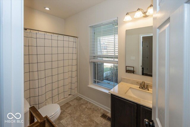 full bath featuring vanity, toilet, a shower with curtain, and baseboards