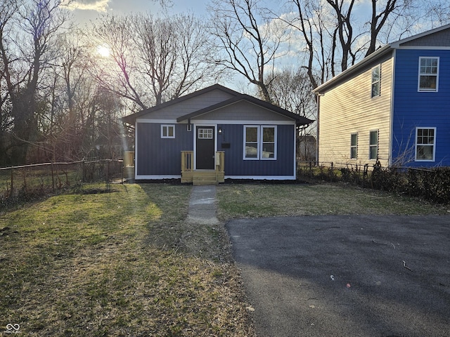 view of front of property with a front lawn and fence