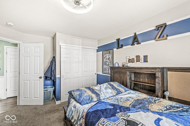 bedroom featuring carpet flooring and a closet