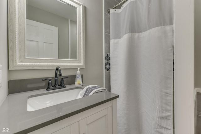 bathroom featuring a shower with shower curtain and vanity