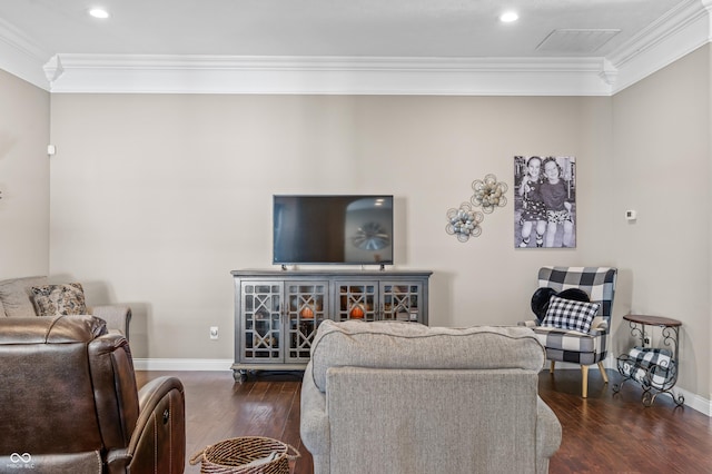 living room featuring recessed lighting, baseboards, wood finished floors, and ornamental molding