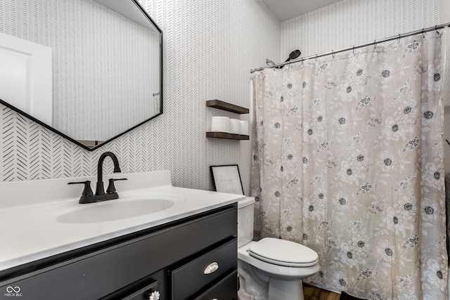 full bathroom featuring curtained shower, toilet, and vanity