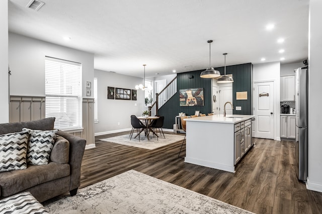 kitchen with dark wood-style floors, visible vents, an inviting chandelier, and a sink