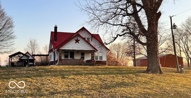 view of front of home featuring a porch and a front lawn