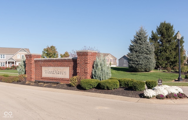 community sign with a lawn