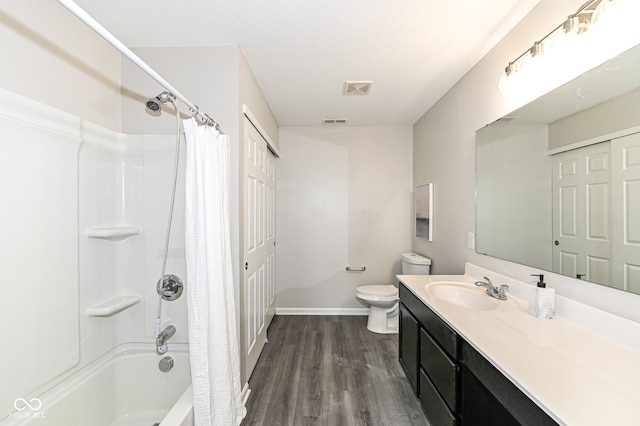 full bath featuring toilet, shower / bath combo with shower curtain, wood finished floors, and visible vents