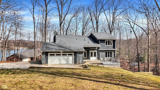 view of front of house featuring a front lawn, a garage, and driveway