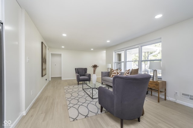 living area with visible vents, light wood-style flooring, recessed lighting, and baseboards