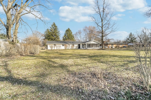 view of front of property featuring a front yard