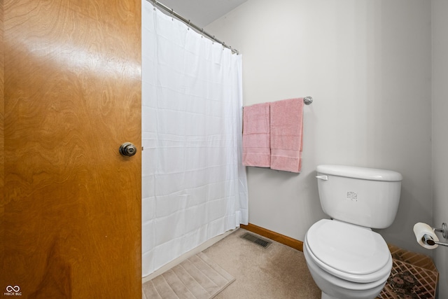 full bathroom featuring visible vents, baseboards, toilet, and a shower with curtain