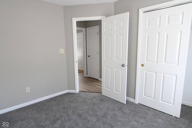 unfurnished bedroom featuring baseboards and carpet