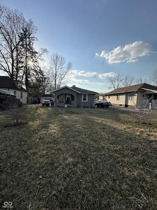 view of front of property featuring a front yard