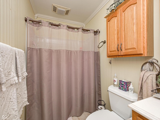 full bath with curtained shower, crown molding, toilet, and visible vents