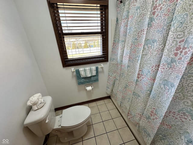 full bath featuring tile patterned floors, a shower with curtain, baseboards, and toilet