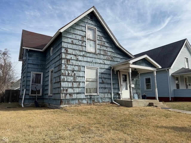 view of front of home featuring a front yard