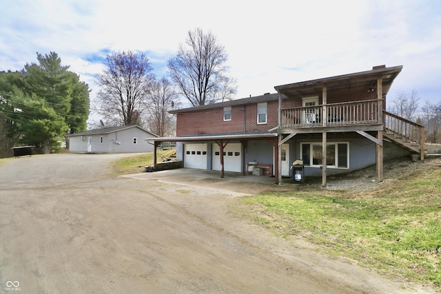 view of front of property with dirt driveway