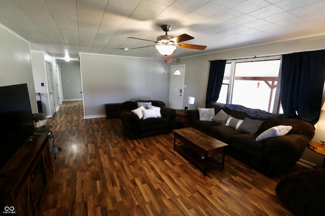 living room featuring crown molding, wood finished floors, baseboards, and ceiling fan