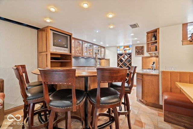 bar with a sink, visible vents, wet bar, and recessed lighting