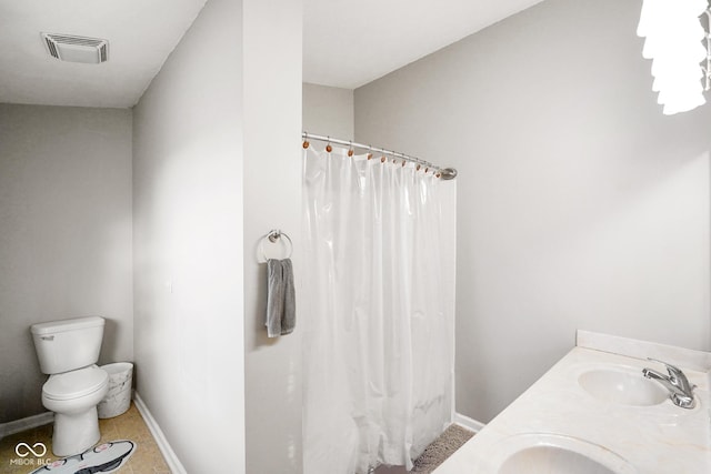 full bath featuring a shower with shower curtain, baseboards, visible vents, a sink, and toilet