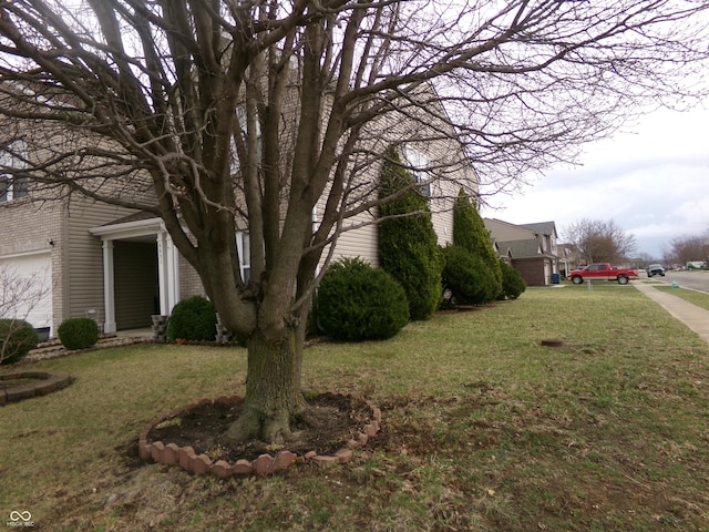 view of front of home featuring a front lawn