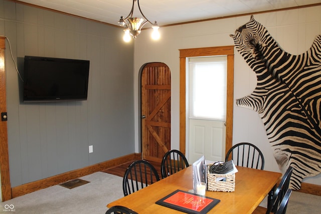 dining space featuring visible vents, baseboards, and ornamental molding