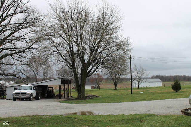 view of yard featuring driveway